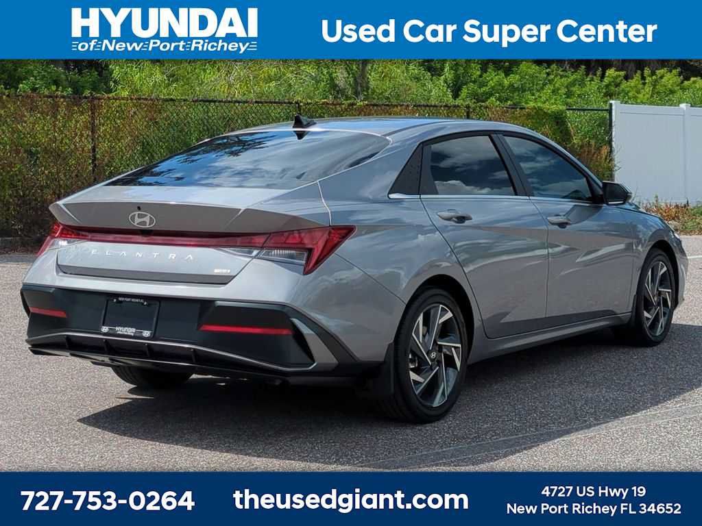 Certified 2025 Hyundai Elantra Limited FWD image 5