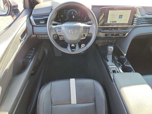 Used 2025 Toyota Camry SE image 11