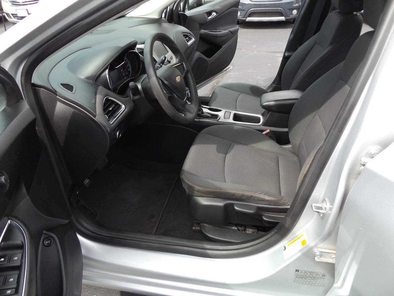 Used 2017 Chevrolet Cruze LS FWD image 13