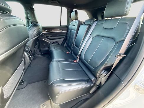 Used 2025 Jeep Grand Cherokee Overland AWD/4WD image 27