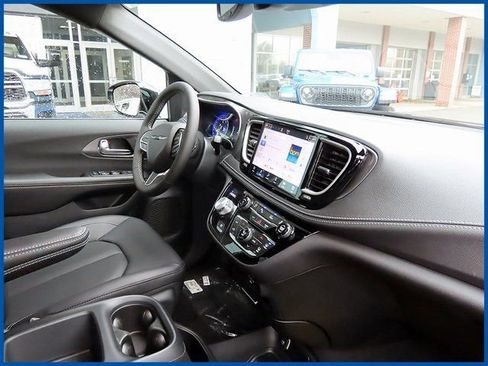 New 2026 Chrysler Pacifica Select image 7