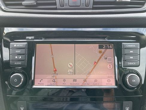 Used 2018 Nissan Rogue SV w/ Premium Package image 16