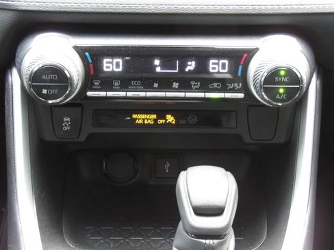 Certified 2021 Toyota RAV4 LE AWD/4WD image 27