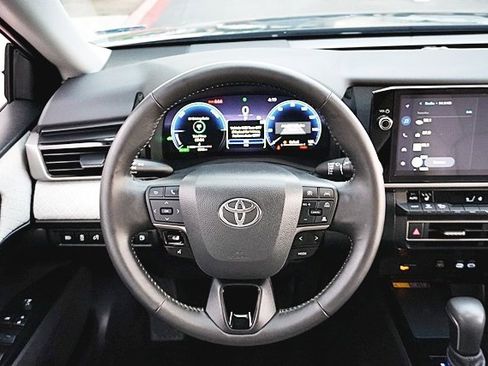 Used 2025 Toyota Camry XLE image 18