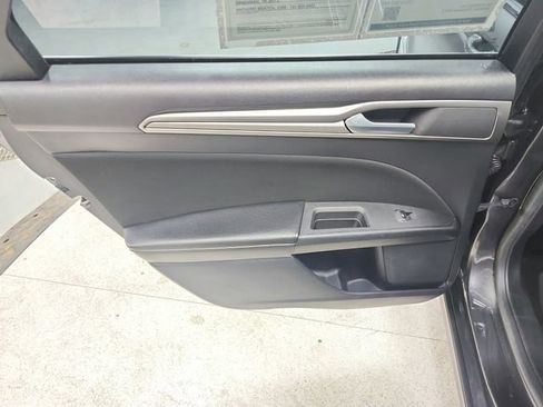 Used 2018 Ford Fusion SE image 32