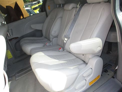 Used 2014 Toyota Sienna XLE image 11