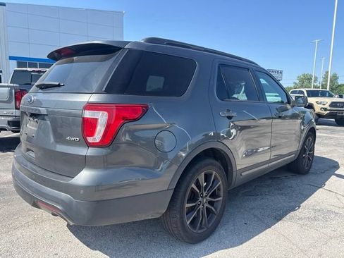 Used 2017 Ford Explorer XLT w/ Equipment Group 202A AWD/4WD image 2