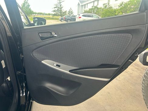Used 2012 Hyundai Accent SE FWD image 17