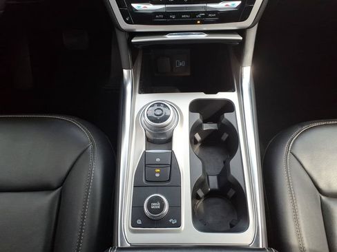 Used 2022 Ford Explorer XLT w/ Equipment Group 202A AWD/4WD image 15