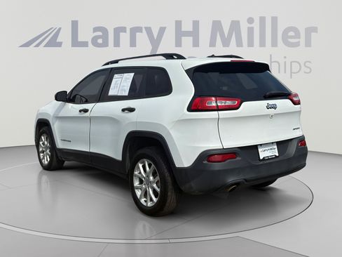 Used 2017 Jeep Cherokee Sport FWD image 3