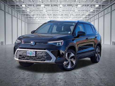 Used 2025 Volkswagen Taos SE w/ Panoramic Sunroof Package AWD/4WD image 1