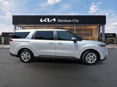Used 2023 Kia Carnival LX FWD image 4