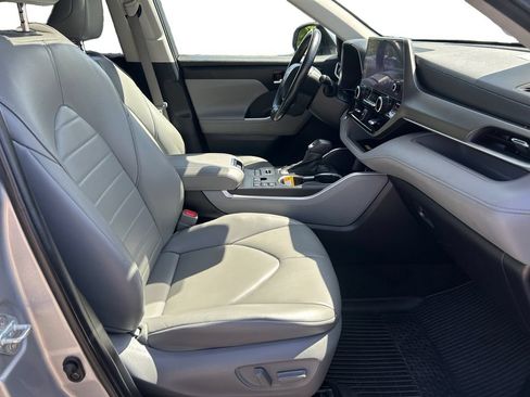 Used 2023 Toyota Highlander XLE AWD/4WD image 18