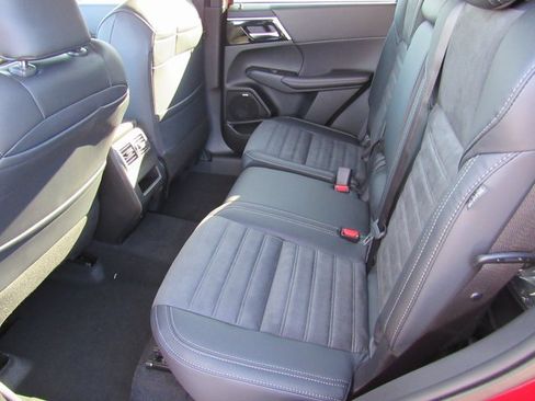 New 2025 Mitsubishi Outlander SE image 8