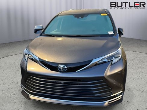 Used 2021 Toyota Sienna Platinum AWD/4WD image 4