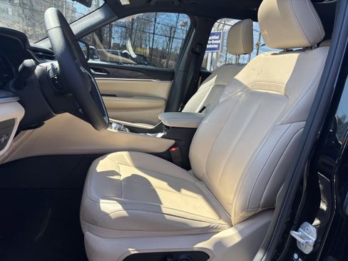 Used 2025 Jeep Grand Cherokee L Limited w/ Black Appearance Package image 8