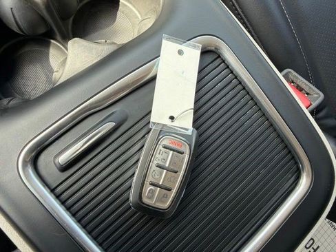 Used 2023 Chrysler Pacifica Touring-L FWD image 32