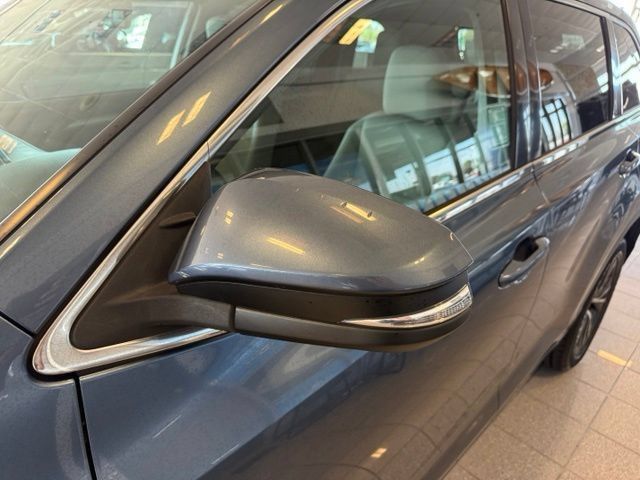 Used 2017 Toyota Highlander LE w/ Carpet Mat Package FWD image 12
