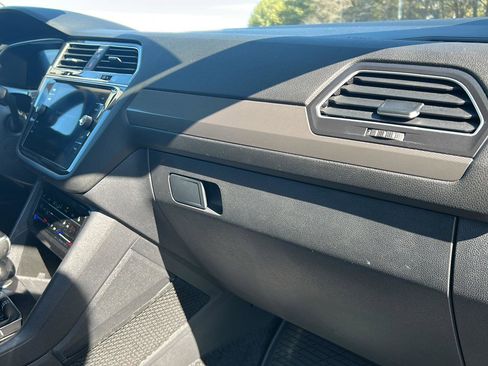 Certified 2024 Volkswagen Tiguan SE w/ Panoramic Sunroof Package image 23