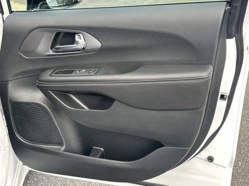 New 2026 Chrysler Pacifica Select image 14