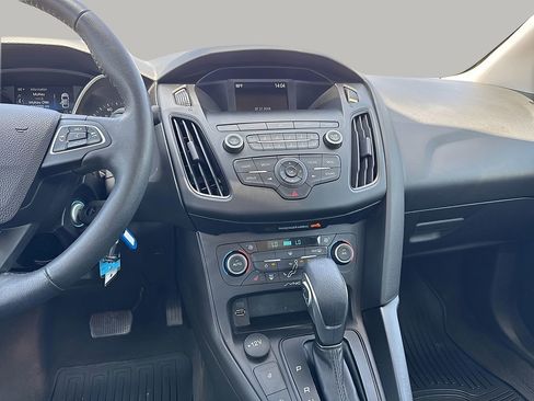 Used 2018 Ford Focus SE w/ SE Appearance Package image 12