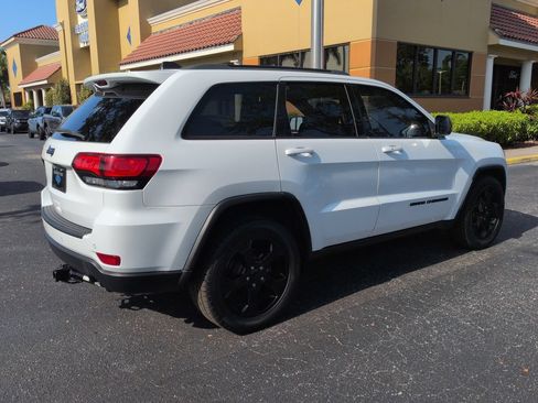 Used 2019 Jeep Grand Cherokee Laredo AWD/4WD image 4