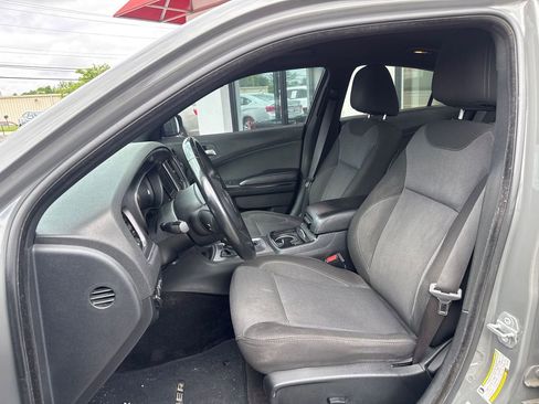 Used 2018 Dodge Charger SXT w/ Blacktop Package RWD image 4