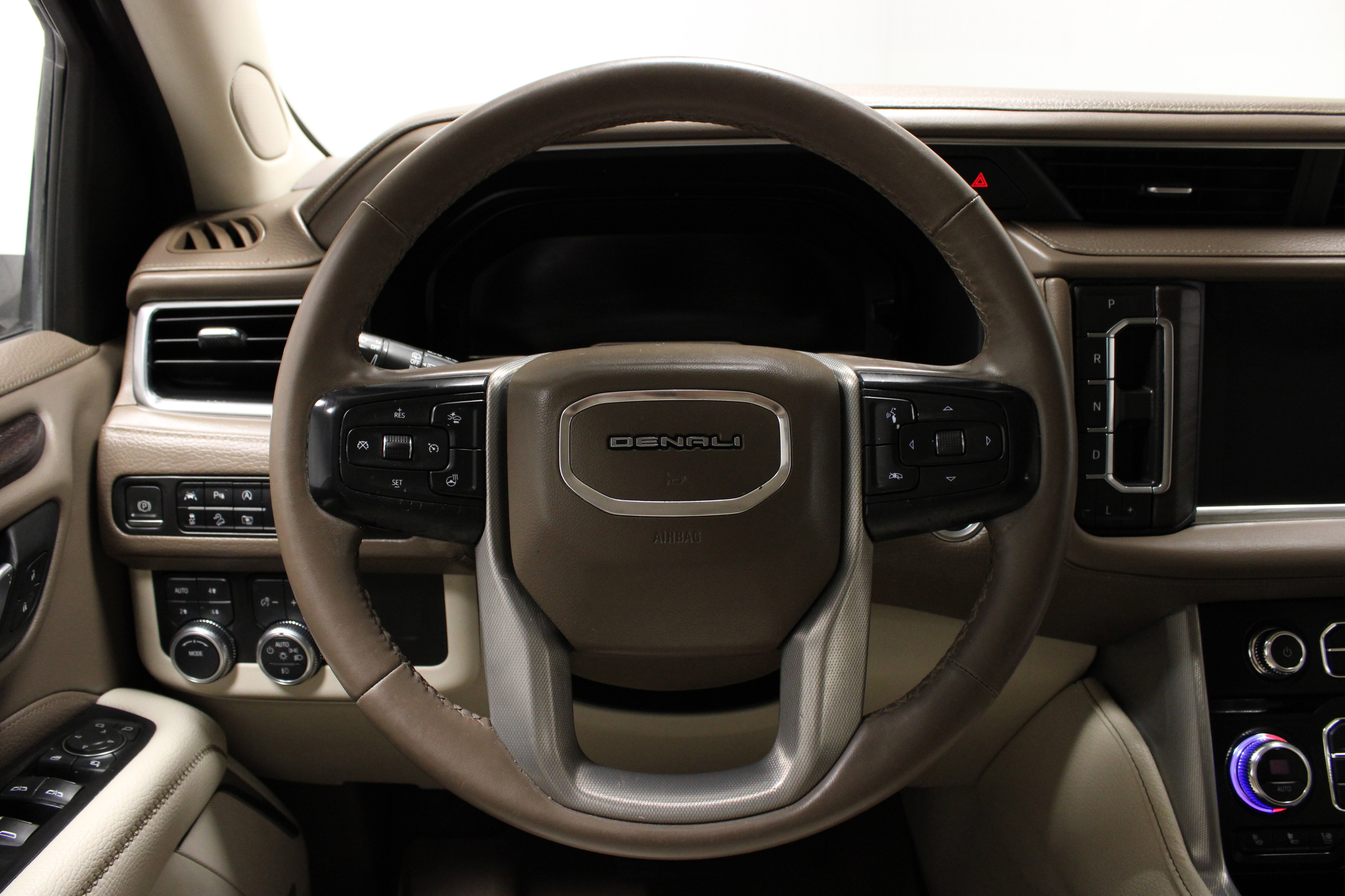 Used 2023 GMC Yukon XL Denali AWD/4WD image 32