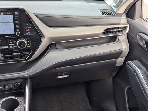 Used 2021 Toyota Highlander Limited image 17