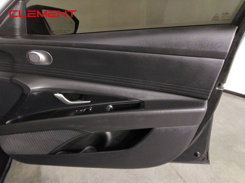 Used 2025 Hyundai Elantra SE FWD image 28