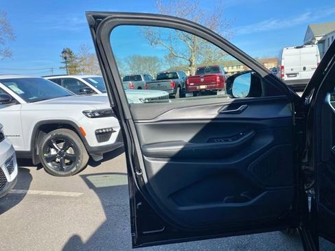 New 2025 Jeep Grand Cherokee Altitude image 21