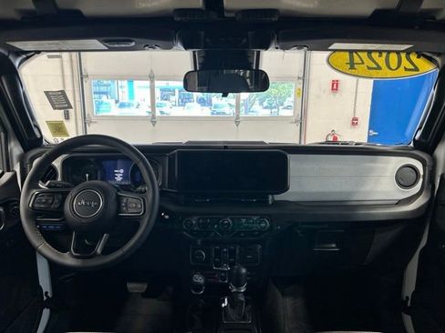 Used 2024 Jeep Wrangler Unlimited AWD/4WD image 15