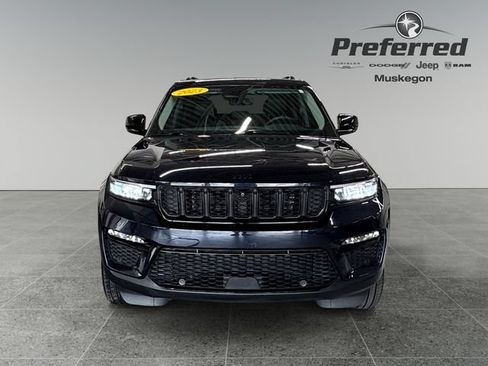 Used 2023 Jeep Grand Cherokee Limited w/ Luxury Tech Group II AWD/4WD image 11