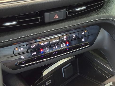 Used 2023 Buick Envision Essence w/ Sport Touring Package AWD/4WD image 17