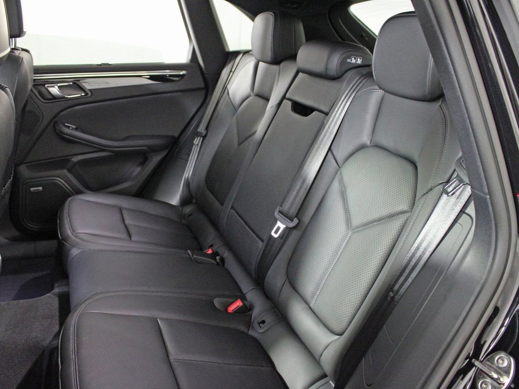 Certified 2026 Porsche Macan AWD/4WD image 35