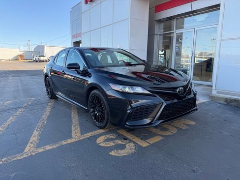 Used 2024 Toyota Camry SE image 3