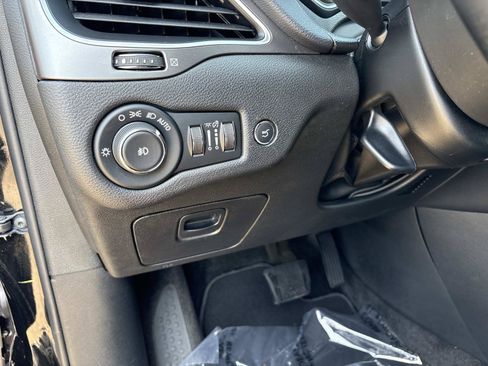 Used 2019 Jeep Cherokee Latitude Plus w/ Comfort/Convenience Group FWD image 31