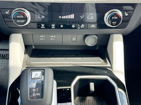 Used 2025 Mitsubishi Outlander SE image 17