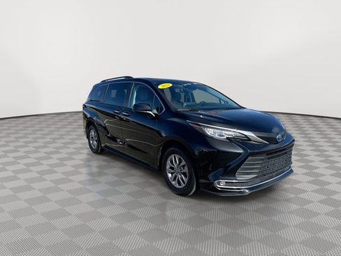 Used 2022 Toyota Sienna XLE w/ XLE Plus Package image 2