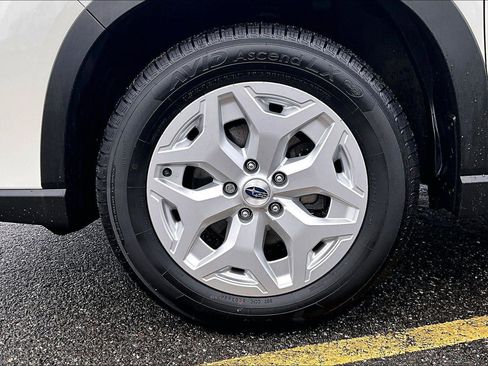 Used 2023 Subaru Forester Base image 9