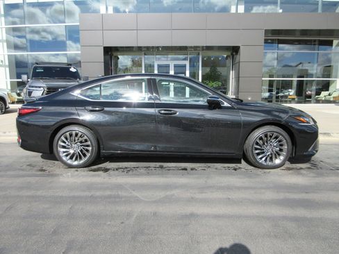 Used 2025 Lexus ES 300h w/ Accessory Package (Z2) image 11