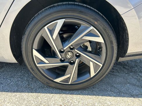 Used 2025 Hyundai Elantra SEL image 24