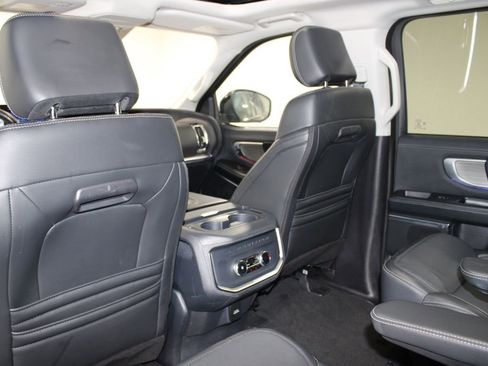 Used 2025 Ford Expedition Platinum image 29