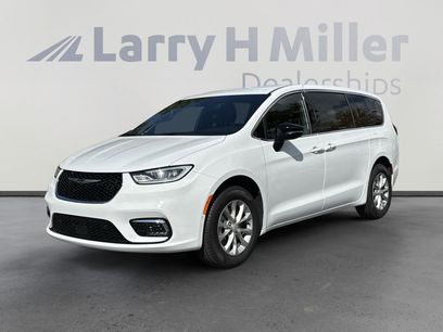 New 2025 Chrysler Pacifica Select