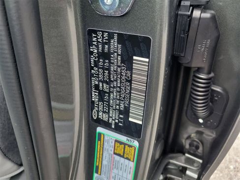 New 2025 Hyundai Elantra Limited image 18