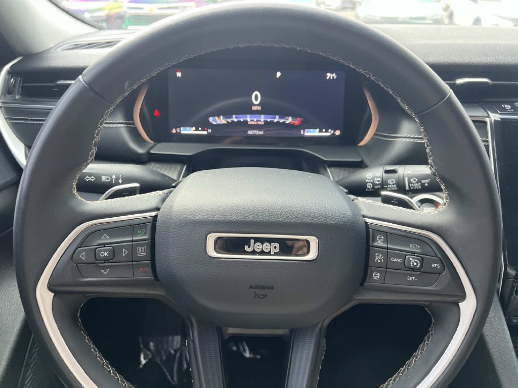 Used 2023 Jeep Grand Cherokee Laredo AWD/4WD image 17