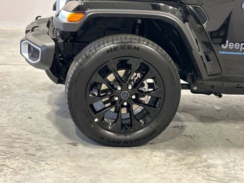 Used 2025 Jeep Wrangler Unlimited Sahara w/ Safety Group image 11