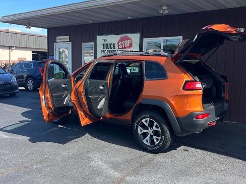 Used 2016 Jeep Cherokee Trailhawk w/ Comfort/Convenience Group AWD/4WD image 11