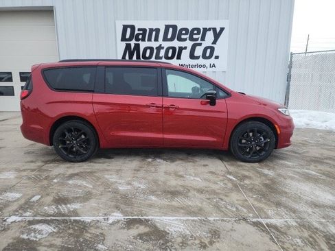 New 2026 Chrysler Pacifica Limited image 14