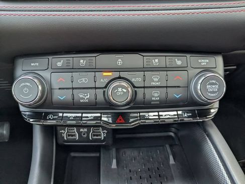 Used 2025 Dodge Durango GT AWD/4WD image 12
